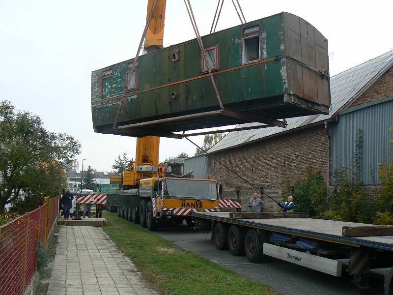 Stěhování poštovního vagónu ze zahrádky na návěs kamionu