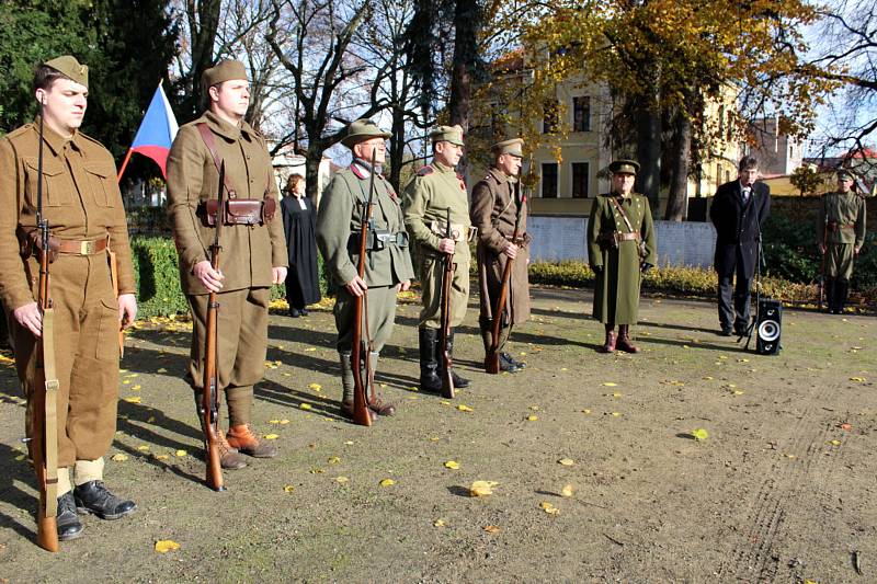 Slavnostní shromáždění s položením věnce se konalo v sobotu symbolicky od 11. 11 hodin v Parku hrdinů v Nymburce.