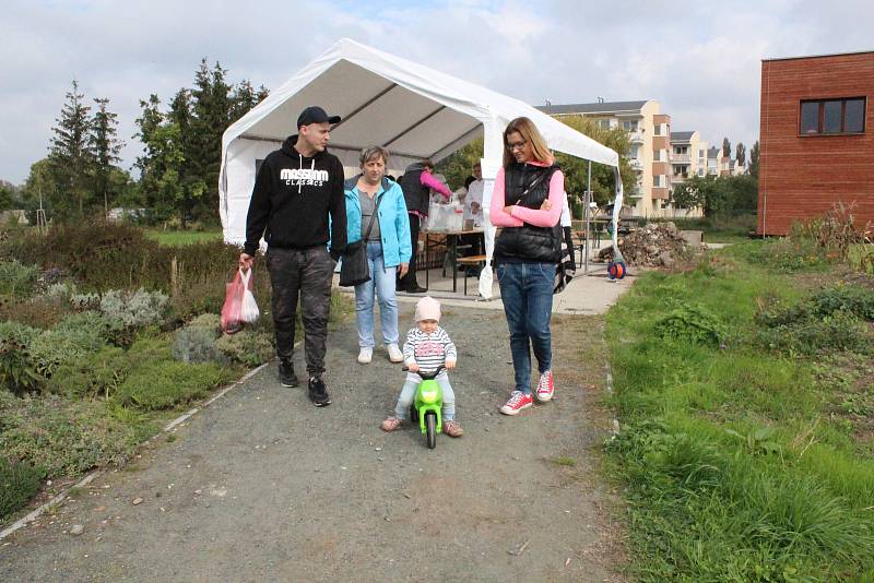 Ekologická zahrada u zemědělské školy v Poděbradech byla místem festivalu Díkuvzdání, kterým studenti a pedagogové oslavili letošní úrodu.