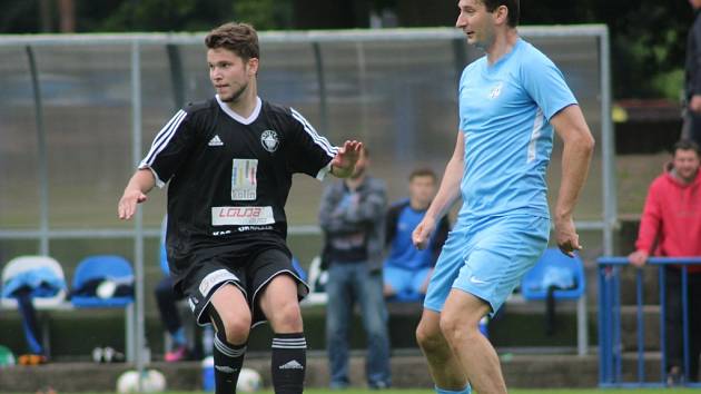 Smůla. Fotbalista Štěpán Urban (vlevo) přestoupil v létě z Kolína do konkurenčních Poříčan. Hned v prvním zápase ale dlouho na trávníku nepobyl a zranil se