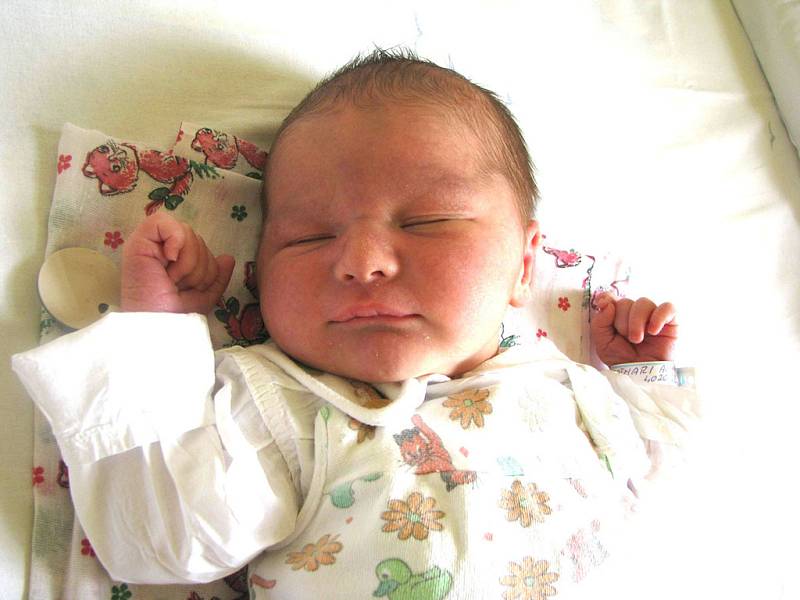 ALEXANDR PO TÁTOVI. Alexandr Botnari se mamince Kristýně narodil v pátek 1. srpna v 9.34 hodin. Chlapeček měřil 52 centimetrů a vážil 4020 gramů. V Poděbradech se na ně těší tatínek Alexandr a bráška Kristián.