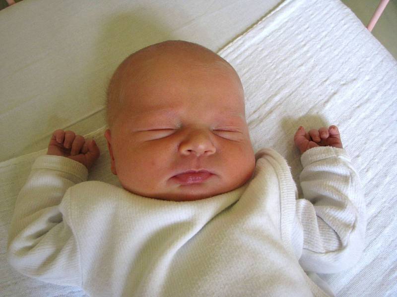 ANETKA JE PRVOROZENÁ. V pátek 1. srpna ve 12.57 hodin se rodičům Petře a Josefovi z Milčič narodila dcera Aneta Králová. Prvorozená měřila 48 centimetrů a vážila 3350 gramů.