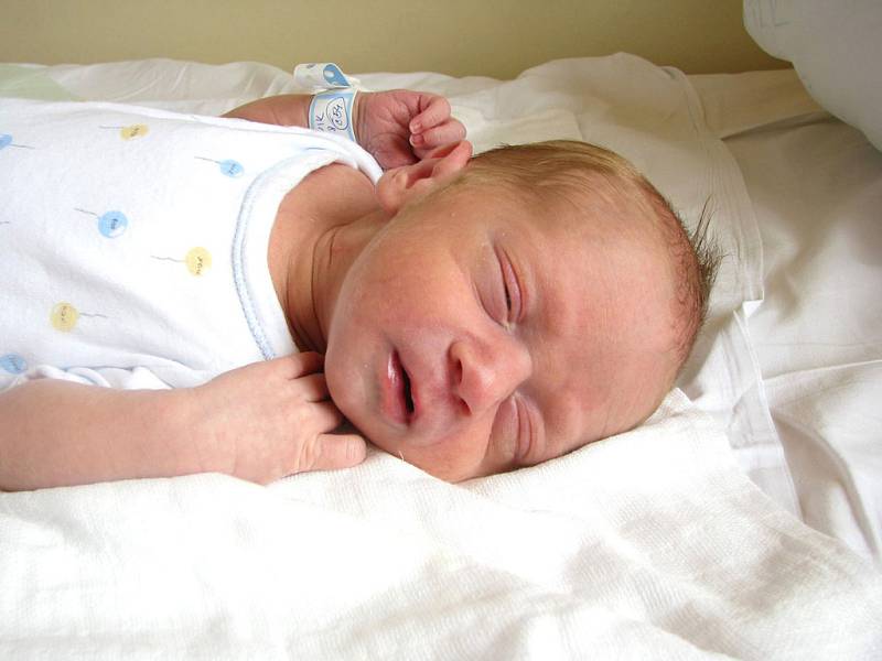 DOMINIK JE PRVOROZENÝ. Očekávaný chlapeček Dominik Houška se mamince Lucii narodil ve středu 30. července v 10.23 hodin. Měřil 48 centimetrů a vážil 2720 gramů. Tatínek Vlastimil se na ně těší doma v Semicích.