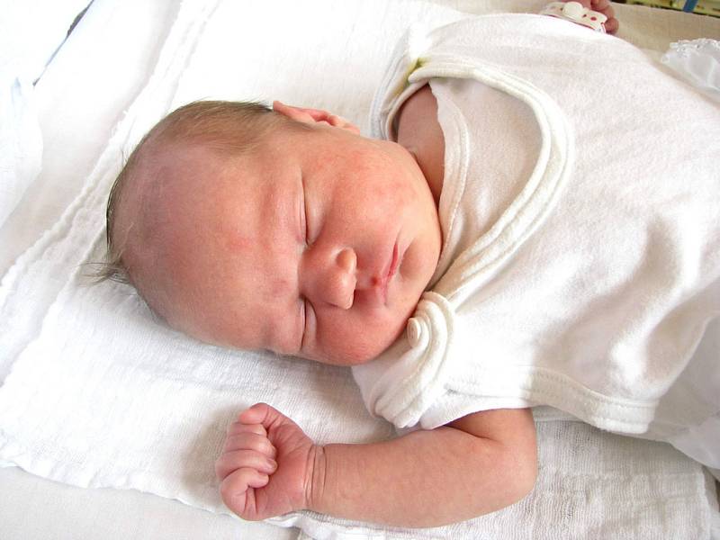 AMÁLKA JE PRVOROZENÁ. Amálie Valná se rodičům Haně a Martinovi z Nymburka narodila ve čtvrtek 31. července v 8.13 hodin. Očekávaná holčička měřila 49 centimetrů a vážila 3650 gramů.