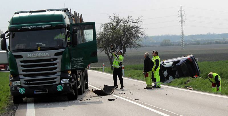 Nehoda u Senic, osobní vůz skončil zdemolovaný v pravém příkopu.