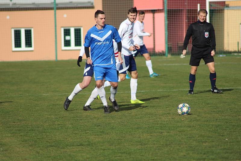 Z přípravného fotbalového utkání Velim - Poříčany (2:1)