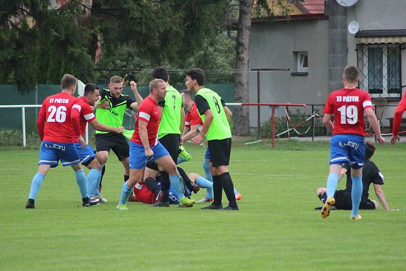 Z fotbalového utkání I.B třídy Pátek - Městec Králové (4:1)