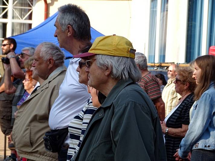 O víkendu v Poděbradech zahájili 110. lázeňskou sezónu snídaní v trávě, koncerty, výstavou a dalšími akcemi.