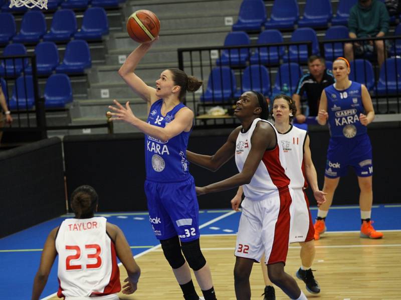 Z basketbalového utkání žen série o třetí místo nejvyšší soutěže Nymburk - Trutnov (73:66)