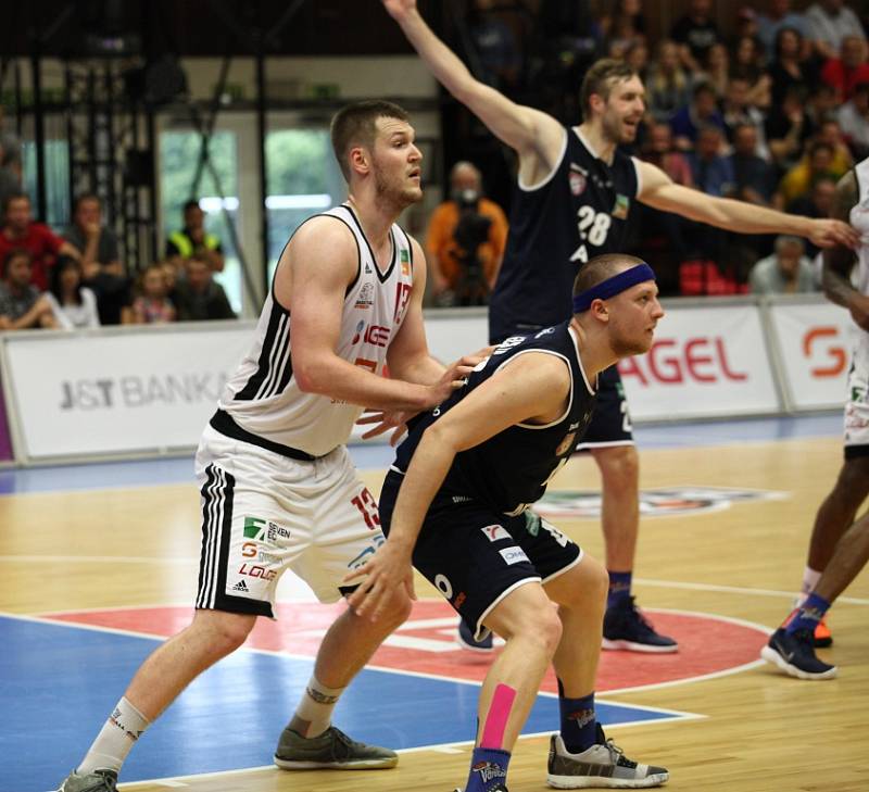 Z třetího finálového utkání basketbalové NBL Nymburk - Děčín (89:60)