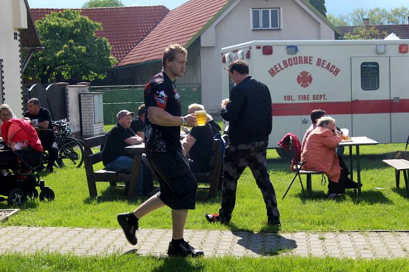 Festival s hudbou i stánky s pivem se konal na návsi v Kněžičkách.