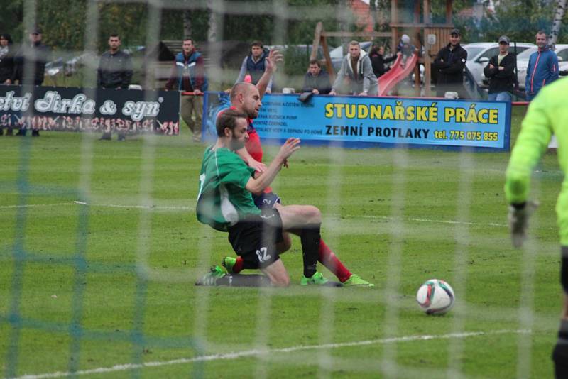 Fotbalisté Městce Králové porazili v souboji o první příčku tabulky okresního přeboru Rožďalovice 3:1.