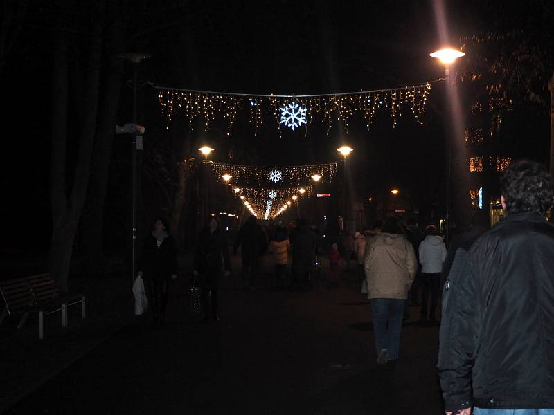 Podobně jako na jiných místech došlo i na poděbradském náměstí Jiřího v neděli 27. listopadu ke slavnostnímu rozsvícení vánočního stromu.