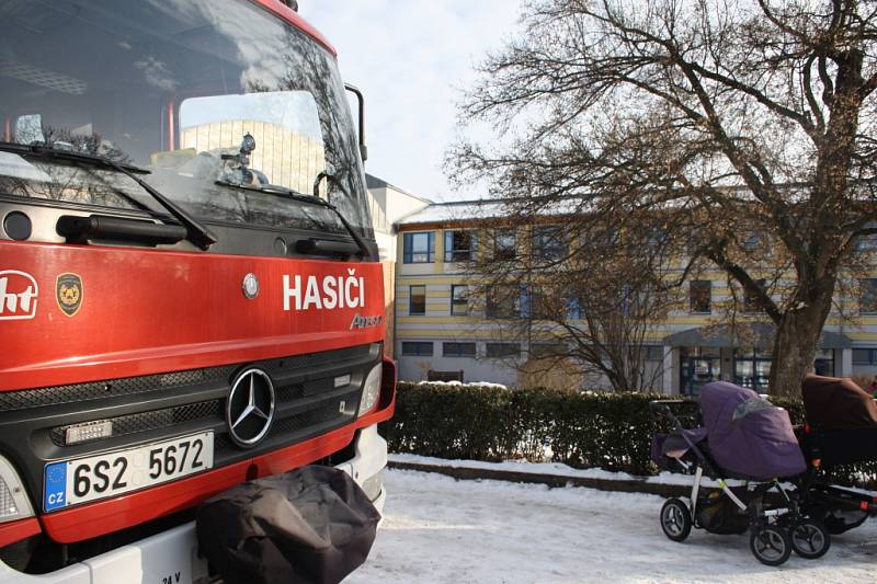 Hasiči museli vyklízet učebnu v čelákovické škole, ve které ve čtvrtek brzy ráno spadl strop.