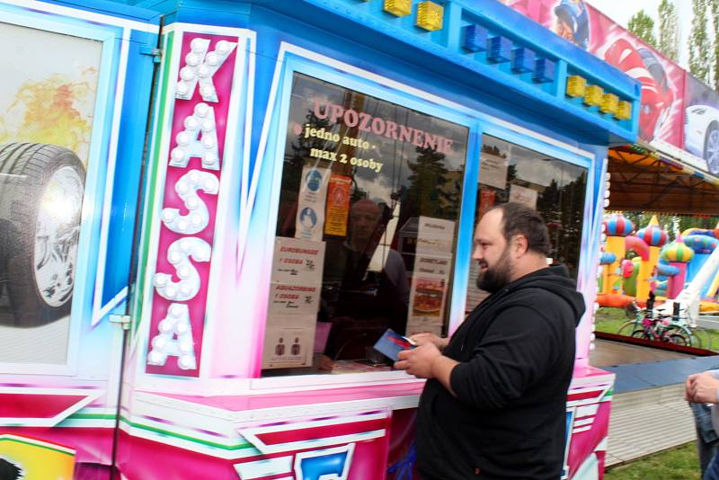 Lunapark nabízí atrakce za nádražím v Poděbradech.