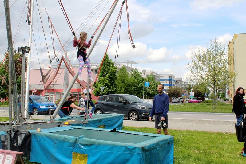 Lunapark nabízí atrakce za nádražím v Poděbradech.