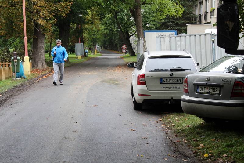 Řidiči dostali výjimku a mohou jezdit ulicí Paroubkova kolem Bílé Růže dolů k parkovišti u pivovaru a pokračovat dále ulicí Labské nábřeží, která je za normálních okolností určena pouze pro cyklisty a chodce.