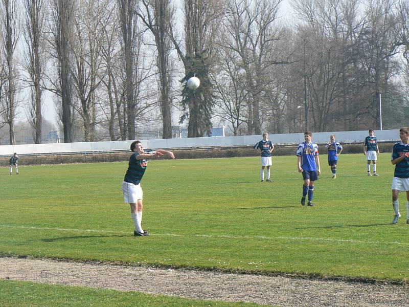 Z utkání staeších dorostenců Čelákovice - Beroun.