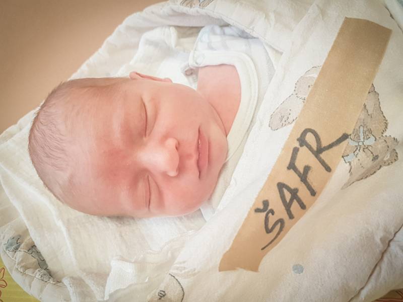 Matyáš Šafr, Mcely. Narodil se 2. května 2020 v 21.41 hodin v nymburské porodnici, vážil 3560 g a měřil 48 cm. Na prvorozeného chlapce se těšili rodiče Daniela a Karel.