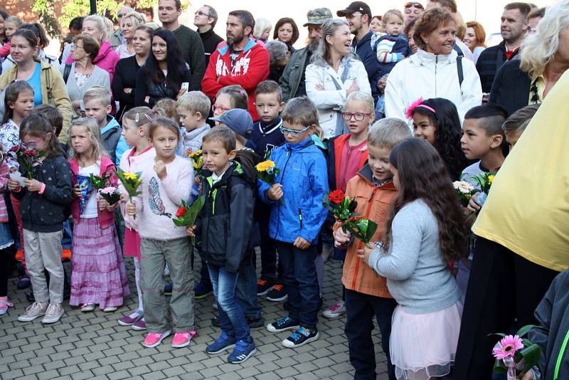 Školní rok začal i pro více než 570 dětí na Základní škole Tyršova v Nymburce.