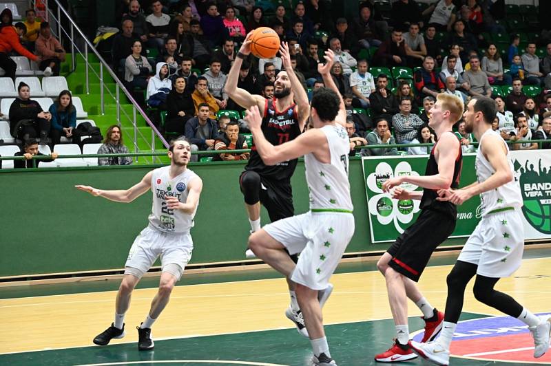 Z basketbalového utkání Ligy mistrů Bandirma - Nymburk (72:86)