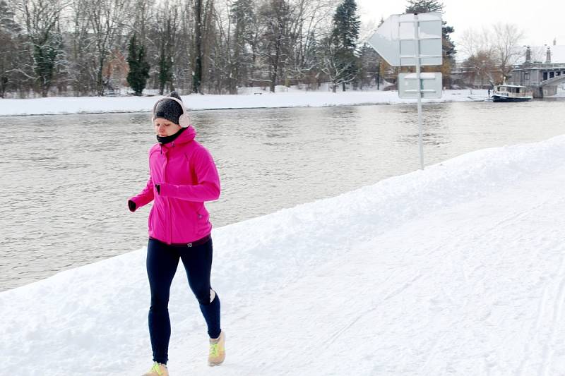 V noci na pondělí napadlo v Nymburce 10 centimetrů sněhu.