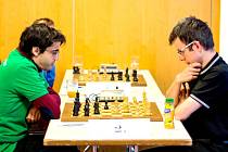 Překvapení. Šachisté Lysé nad Labem porazili Novoborský ŠK, ten padl po devíti letech. Nad šachovnicí jsou zamyšlení lyský Tamir Nabaty (vlevo) a David Navara.