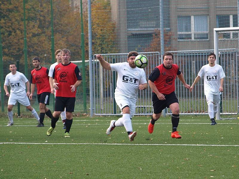 Fotbalisté rezervy poděbradské Bohemie (v bílém) hráli na svém hřišti nerozhodně 2:2 s týmem Kostomlat.