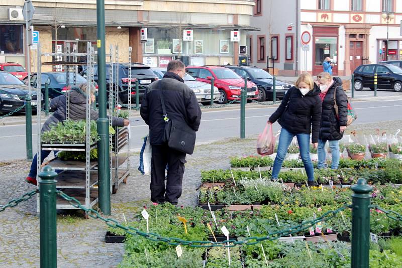 Farmářské trhy na náměstí Přemyslovců v Nymburce.