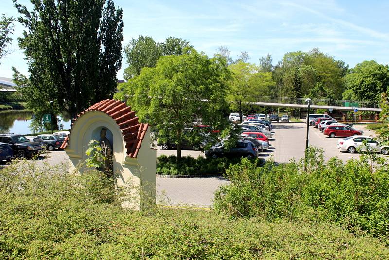 Parkoviště pod Eliškou v Nymburce.