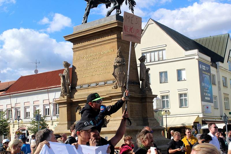 Zastávka Andreje Babiše v pondělí večer na poděbradském náměstí se nesla ve znamení hlučných a bouřlivých protestů. Přibližně padesát odpůrců bývalého premiéra dorazilo s  nesouhlasnými transparenty, megafony a píšťalkami.