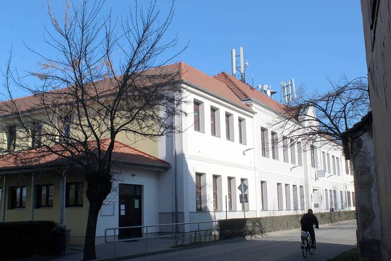 Základní škola v Semicích.