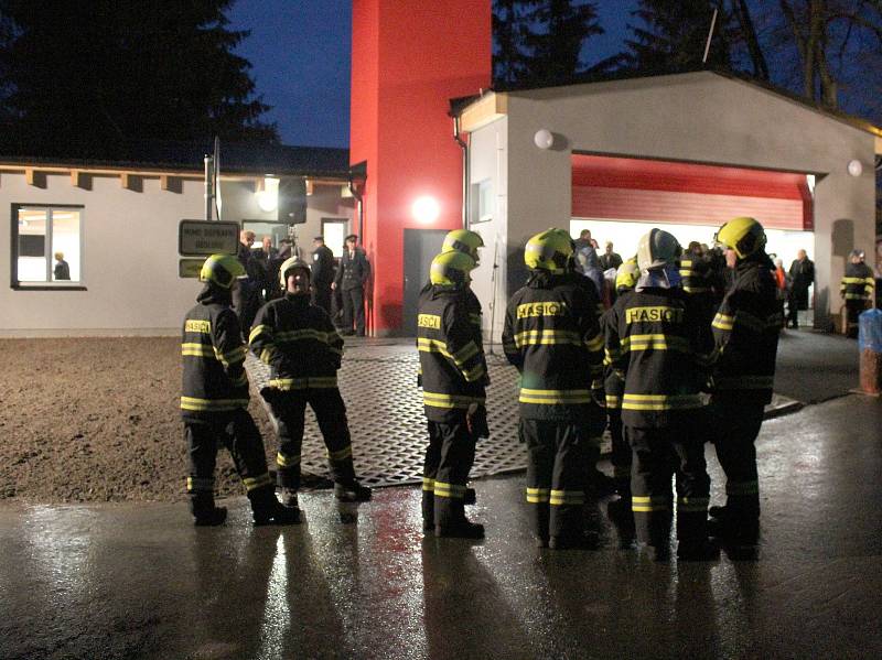 Opravenou a rozšířenou hasičskou zbrojnici za velké slávy otevřeli v pátek večer.