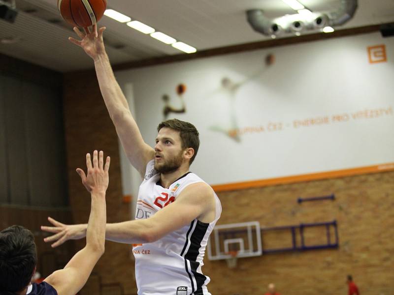 Z basketbalového utkání Nymburk - Ostrava