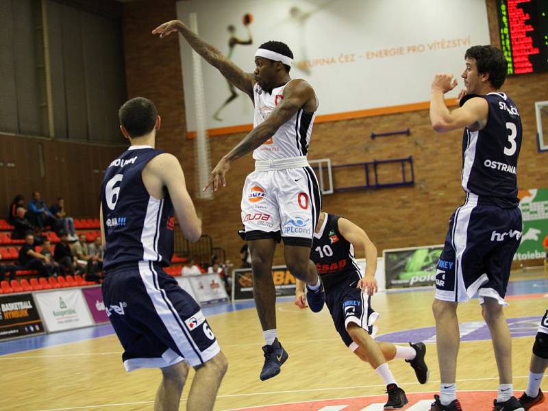 Z basketbalového utkání Nymburk - Ostrava