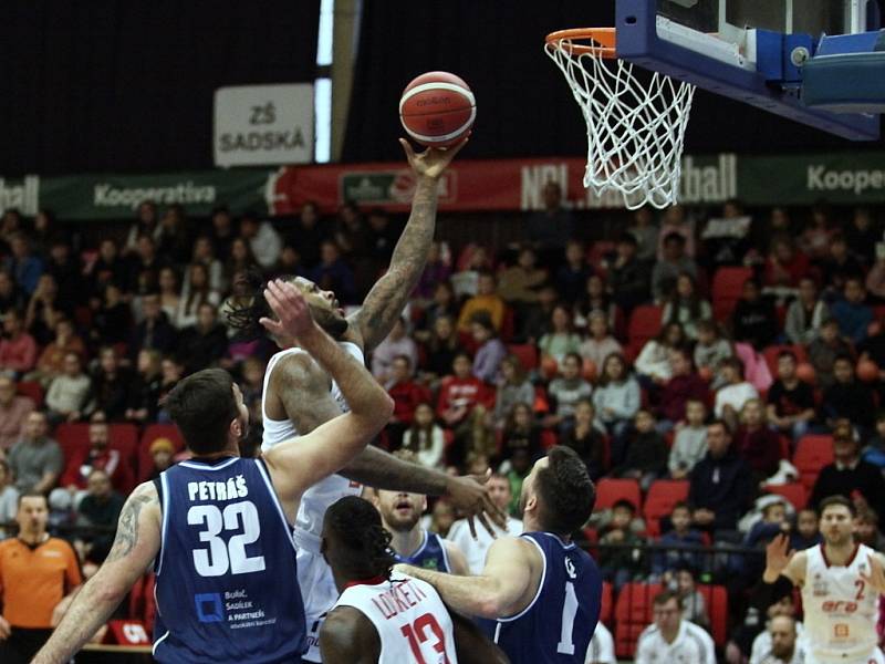 Z basketbalového utkání Kooperativa NBL Nymburk - Kolín (85:87)