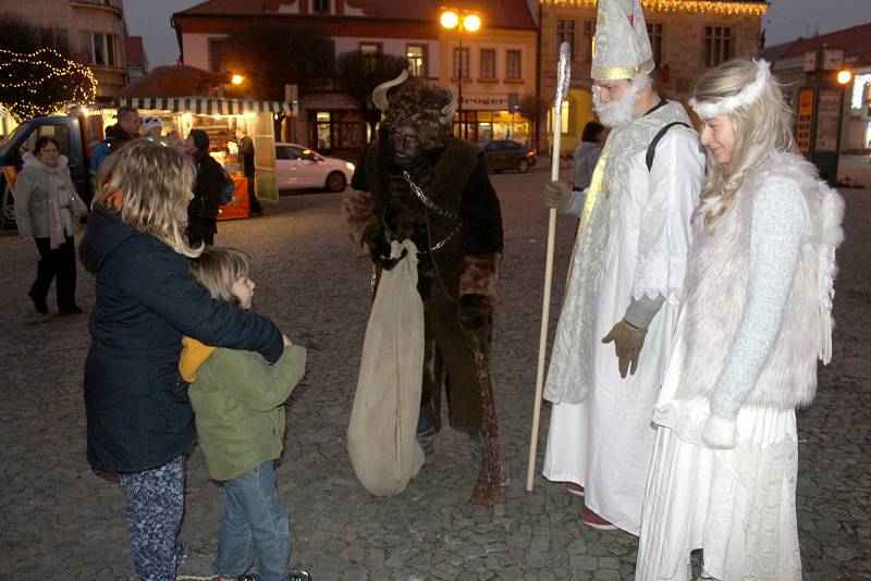 Čert s Mikulášem a andělem se objevili i v centru Nymburka.