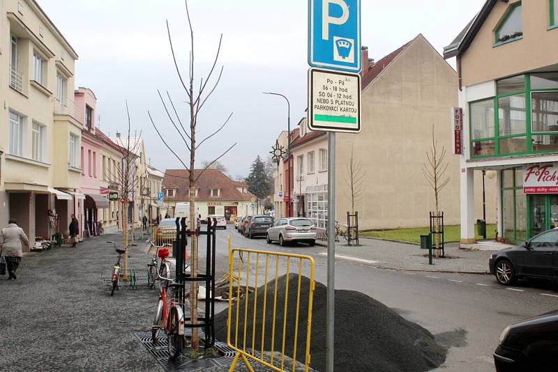 Rekonstrukce hlavní obchodní ulice Nymburka, tedy Palackého třídy, je u konce. Úsek od náměstí Přemyslovců po ulici Na Příkopě opravovali pracovníci stavební firmy od jara.