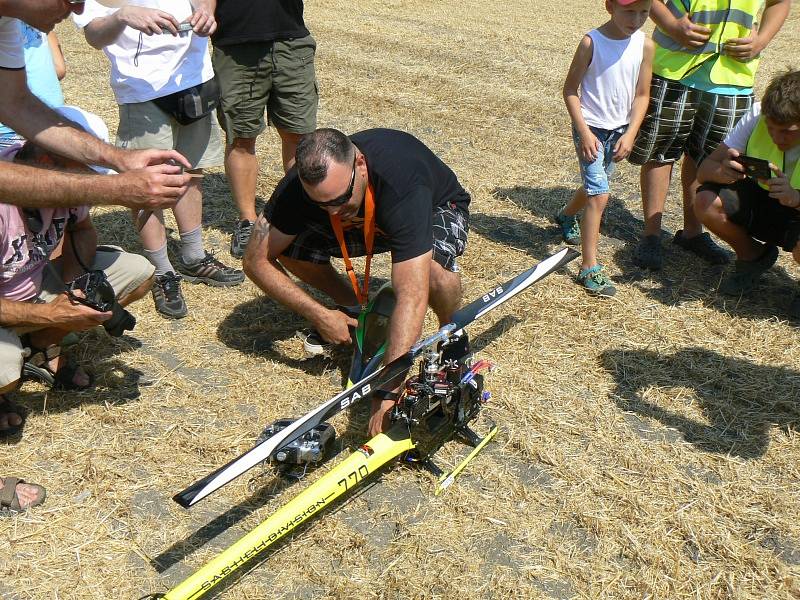 Americký pilot Carlos Hernandéz s ukázkou vrtulníkové show