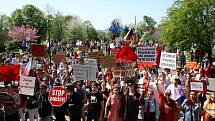 Protesty v Nymburce při jednání sjezdu komunistů a maškarní průvod.