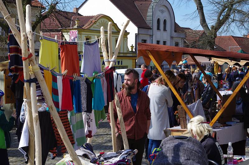 Krásné počasí přilákalo na jarmark spousty lidí.