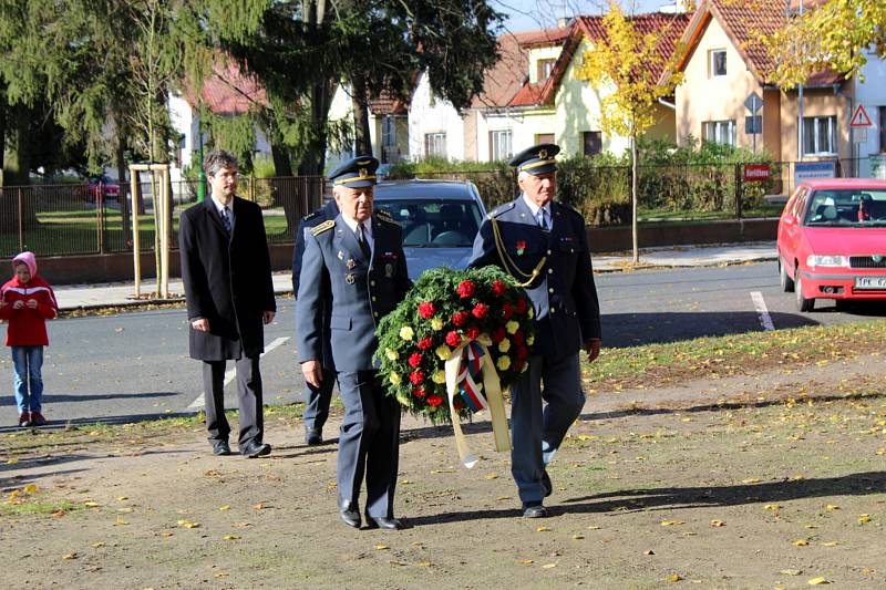 Slavnostní shromáždění s položením věnce se konalo v sobotu symbolicky od 11. 11 hodin v Parku hrdinů v Nymburce.