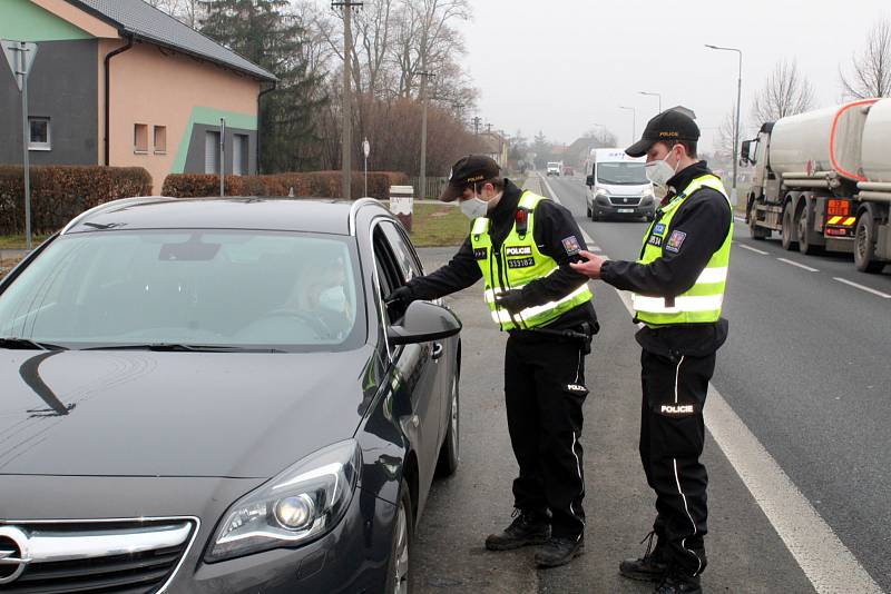 Kontrola Policie ČR na hranici okresu Nymburk.