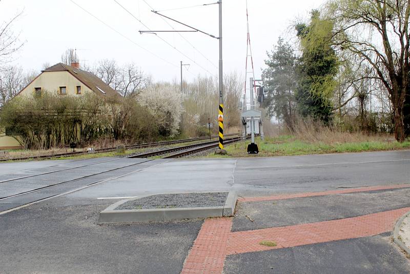 Pražská ulice a železniční přejezd u pivovaru v Nymburce.