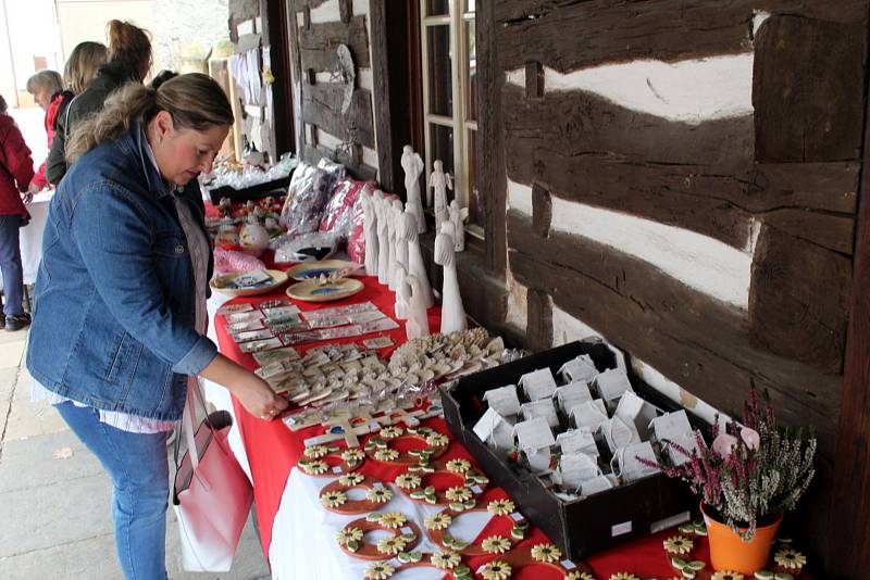 Keramičtí motýlci, ozdobné dekorace, voňavá mýdla, andílci a spousta dalších krásných výrobků byla k vidění, ale i k nákupu za symbolické ceny v Rožďalovicích.