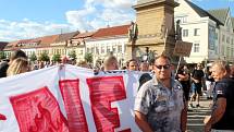 Zastávka Andreje Babiše v pondělí večer na poděbradském náměstí se nesla ve znamení hlučných a bouřlivých protestů. Přibližně padesát odpůrců bývalého premiéra dorazilo s  nesouhlasnými transparenty, megafony a píšťalkami.