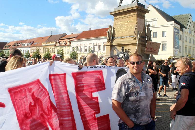 Zastávka Andreje Babiše v pondělí večer na poděbradském náměstí se nesla ve znamení hlučných a bouřlivých protestů. Přibližně padesát odpůrců bývalého premiéra dorazilo s  nesouhlasnými transparenty, megafony a píšťalkami.