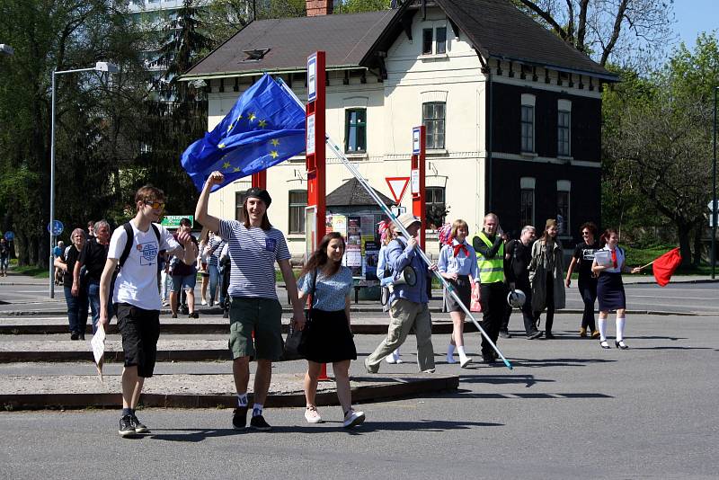 Protesty v Nymburce při jednání sjezdu komunistů a maškarní průvod.