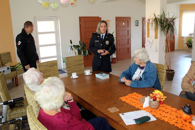 V Parku seniorů v Sokolči si povídali s obyvateli policisté.