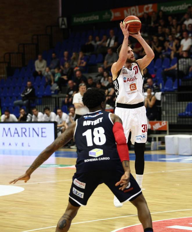 Z basketbalového utkání nadstavby Kooperativa NBL Nymburk - Děčín (97:53)